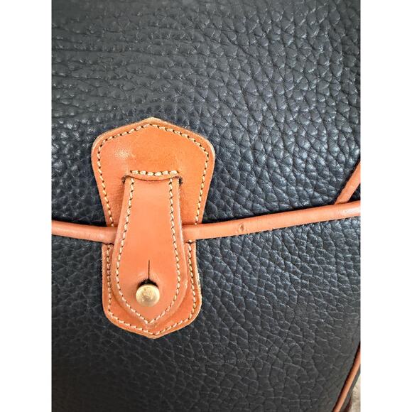 Vtg Dooney And Bourke black Leather black sling shoulder bag crossbody